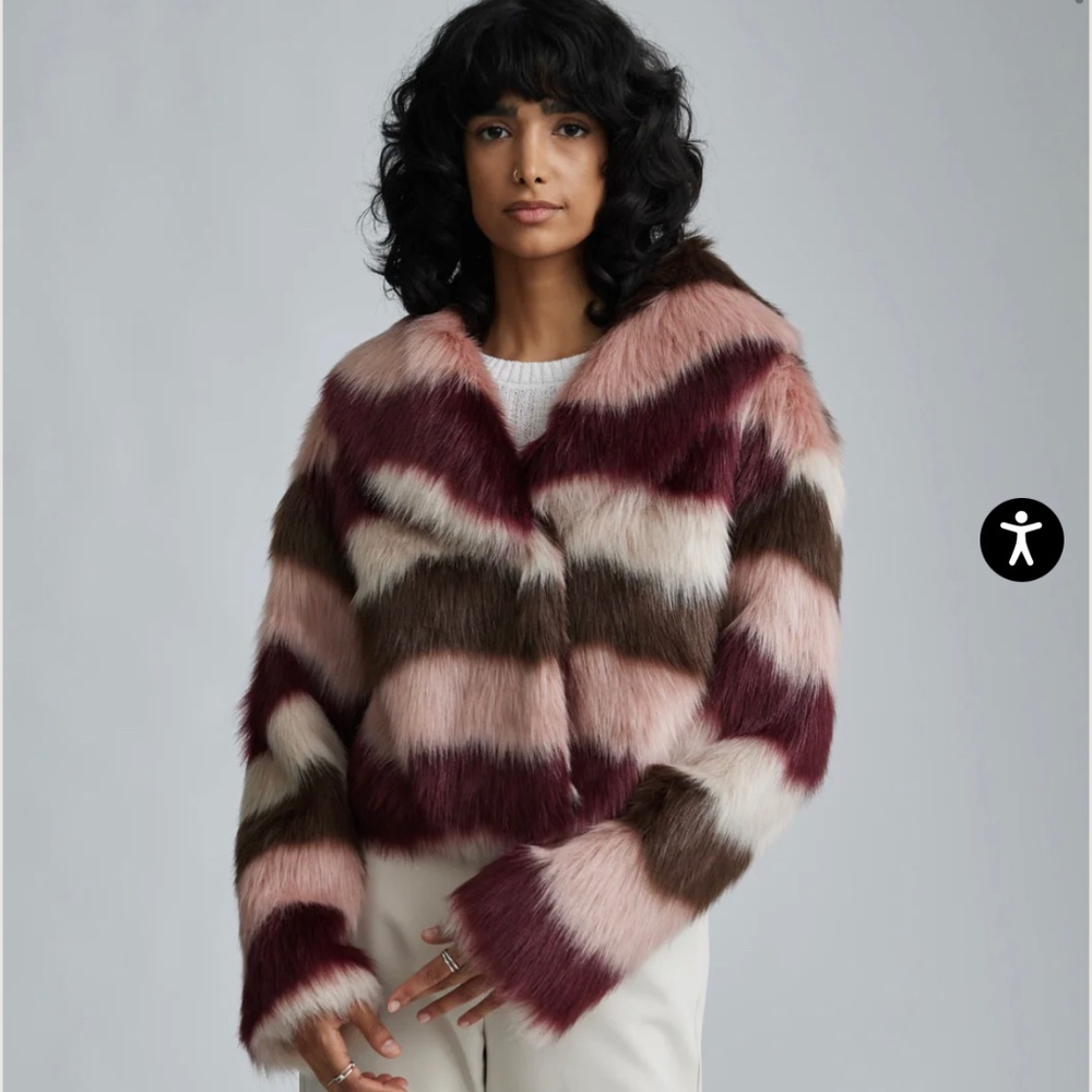 Wave Patterned Faux Fur Cropped Jacket